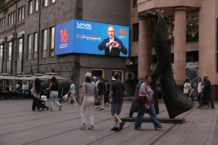 Ein Herz für sich: Wahlwerbung des Premierministers Nikol Paschi... Ein Herz für sich: Wahlwerbung des Premierministers Nikol Paschi...
