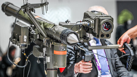 Rüstungsmanager mit Durchblick: Die Eurosatory-Messe stellt auch... Rüstungsmanager mit Durchblick: Die Eurosatory-Messe stellt auch...