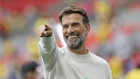 Er soll es reißen: Jürgen Klopp besucht das Fußballmatch Schweiz... Er soll es reißen: Jürgen Klopp besucht das Fußballmatch Schweiz...