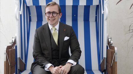 Den »Kanzlergarten« im Blick: Philipp Amthor hält Umschau (Berli... Den »Kanzlergarten« im Blick: Philipp Amthor hält Umschau (Berli...