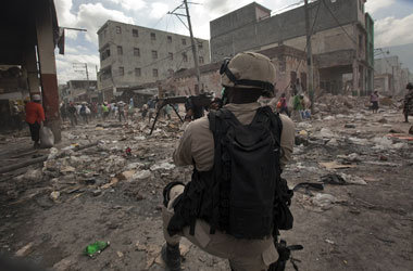 Port-au-Prince am Sonntag: Ein haitianischer Polizist legt auf f...