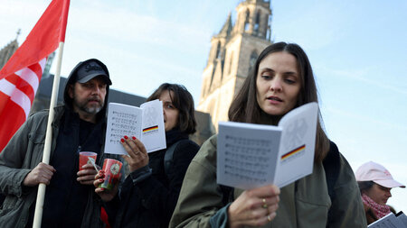 Protest mit Grundgesetz vor dem Landtag von Sachsen-Anhalt am Di... Protest mit Grundgesetz vor dem Landtag von Sachsen-Anhalt am Di...