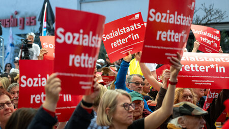 Ein Schritt in die richtige Richtung. Proteste gegen den Soziala... Ein Schritt in die richtige Richtung. Proteste gegen den Soziala...