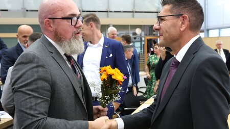 BSW-Fraktionschef Thomas Schulze (r.) gratuliert AfD-Politiker H... BSW-Fraktionschef Thomas Schulze (r.) gratuliert AfD-Politiker H...