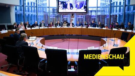 Auftritt der Strippenzieher: Hier ist Ministerin Reiche neben de... Auftritt der Strippenzieher: Hier ist Ministerin Reiche neben de...