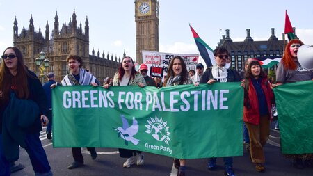 Der Kritik zum Trotz auf der Straße: »Greens for Palestine« demo... Der Kritik zum Trotz auf der Straße: »Greens for Palestine« demo...
