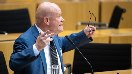 Bonehead mit Krawatte: Vosgerau auf einer Anhörung des Justizaus... Bonehead mit Krawatte: Vosgerau auf einer Anhörung des Justizaus...