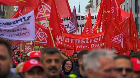 Gewerkschaftlich organisierte Metaller ziehen durch München (8.1... Gewerkschaftlich organisierte Metaller ziehen durch München (8.1...