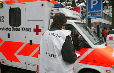 Streikposten vorm Uniklinikum Kiel im Februar 2009