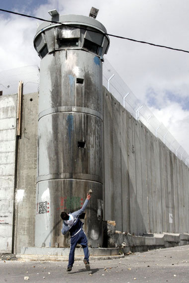 Palästinenser vor der von Israel errichteten Mauer in Bethlehem ...