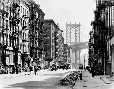 New York im Wandel: Blick von der Pike Street auf die Manhattan ...