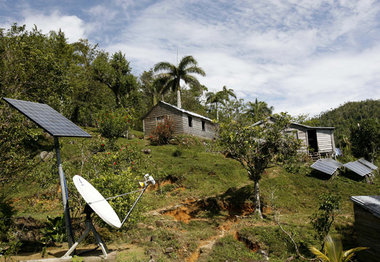 Solarpanels in der Sierra Maestra. Kubas Regierung bem&amp;uuml;...