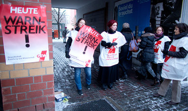 &amp;raquo;Picket line&amp;laquo; in Berlin-Mitte, Mittwoch, 16....