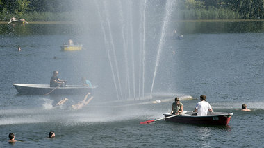 Die Font&auml;ne im Wei&szlig;en See in Berlin-Wei&szlig;ensee, ...