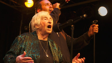 Esther Bejarano mit Kutlu von »Microphone Mafia« am ... Esther Bejarano mit Kutlu von »Microphone Mafia« am ...