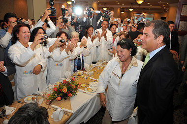Ärztinnen aus Kuba und Ecuador mit Präsident Rafael Correa