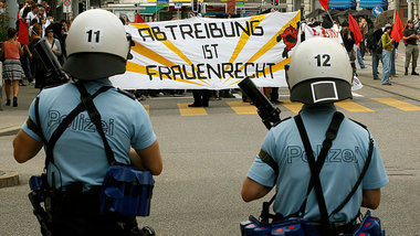 Abwehrk&amp;auml;mpfe: Schweizer Feministinnen protestieren gege...