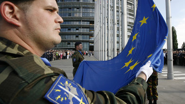 Eurocorps-Soldaten vor dem EU-Parlament in Strasbourg (9. Mai 20...