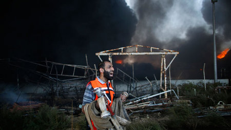 Kein Strom in Gaza: Pal&amp;auml;stinensischer Feuerwehrmann vor...