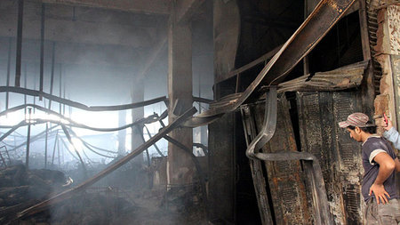 Tr&amp;uuml;mmer der ausgebrannten Textilfabrik in Karatschi. Hi...