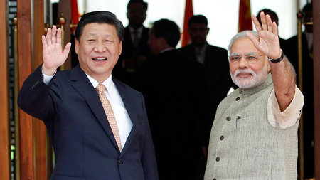 Indiens Premier Narendra Modi und Chinas Präsident Xi Jinping vo...