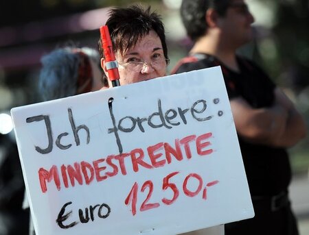 Forderung auf der Demonstration »Reiches Deutschland - arme Rent...