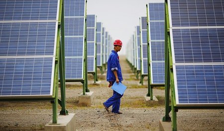 Ungebremster Siegeszug der »Erneuerbaren«? Solarfarm nahe der ze...