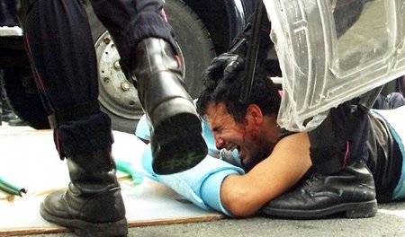 Polizeiterror gegen Demonstranten während des G-8-Gipfels 2001 i...