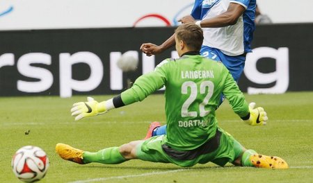 Dortmunds Torhüter Mitchell Lagerak im Zweikampf mit Hoffenheims...