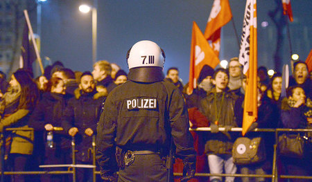 Anti-Pegida-Demonstration hinter Polizeiabsperrung am 19. Januar...