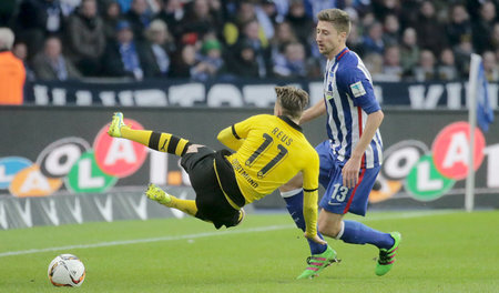 Dortmunds Marco Reus (l) und Berlins Jens Hegeler kämpfen um den...