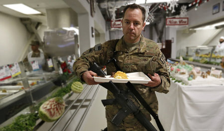 Da hat er den Salat: Dieser US-Soldat ist in Afghanistan gelande...