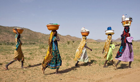 Tschadische Frauen auf dem Weg zum Markt in Gos Beida