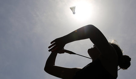 ﻿Während ein Federball durch den blassblauen Himmel fliegt ...