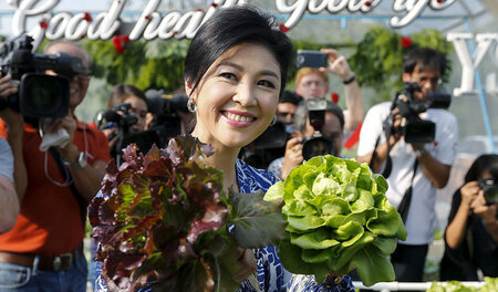 Salat für die Reporter: Yingluck Shinawatra im Februar bei ihrer...