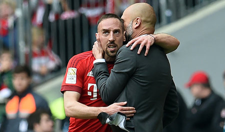 1:0 gegen die Eintracht: Belobigung von Ribéry nach einem Traumt...