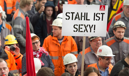 Arbeiter protestieren im Rahmen eines »Stahlaktionstags« in Salz...