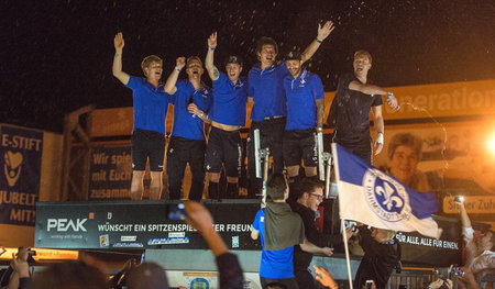 Dem Kassenhäuschen aufs Dach gestiegen: Lilien-Spieler in der Na...