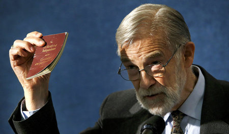 Der ehemalige CIA-Mitarbeiter Ray McGovern mit einem Exemplar de...