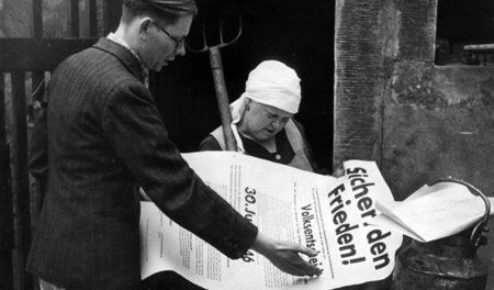 Wella Wilhelm (rechts) beim Lesen des Volksentscheids am 30. Jun...