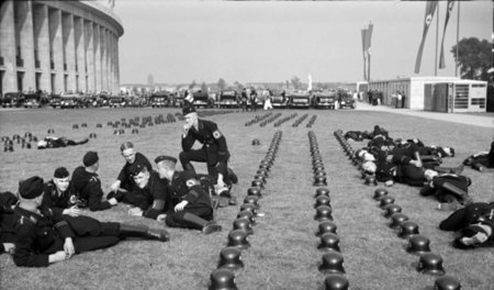 Angehörige der SS lagern vor dem Olympiastadion in Berlin (1936)