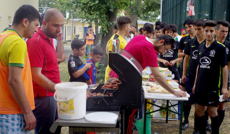 Wo der Grill aufgeht: Links vom Grill Messi und Neymar und recht...