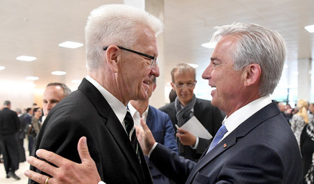 Winfried Kretschmann (rechts) fühlt sich seinem Innenminister Th...