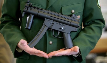 Diese MP5 ist eine Spielzeugpistole. Bis die Leipziger Polizei l...