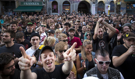 Terrorgruppe gratuliert: Unangemeldetes Konzert zum 36. Geburtst...