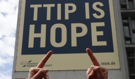 Einer von etwa 90.000 Demonstranten gegen TTIP am 23. April in H...