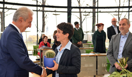 Statt Blumen: Die Vorsitzende der AfD Sachsen, Frauke Petry, gra...