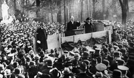 Berlin, Dezember 1918: Karl Liebknecht spricht im Lustgarten