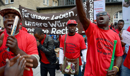 Erheben ihre Stimmen: Geflüchtete bei einer Demonstration in Ham...