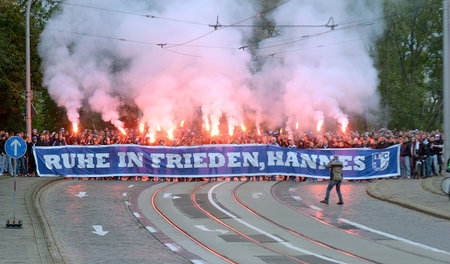 Bewegende Geste: 2.000 Fußballfans erinnerten am Samstag in Magd...